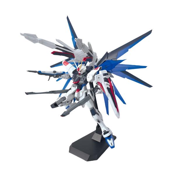 Bandai 1/100 MG Freedom Gundam Ver.2 Side Pose 3
