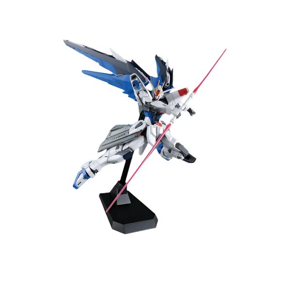 Bandai 1/100 MG Freedom Gundam Ver.2 Side Pose 2