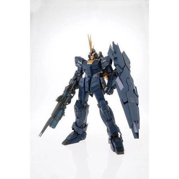 Bandai 1/60 PG RX-0 Unicorn 02 Banshee Norn unicorn action pose with weapon. 