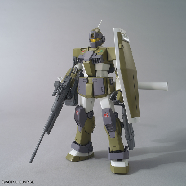 Bandai 1/100 MG RGM-79SC GM Sniper Custom  front on view with assortment of weapons