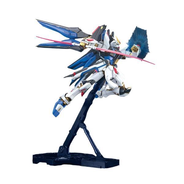 Bandai 1/100 MG Strike Freedom Full Burst Mode fight pose
